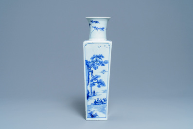Un vase de forme carr&eacute;e en porcelaine de Chine en bleu et blanc, marque et &eacute;poque de Kangxi