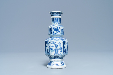 Een Chinese blauw-witte hexagonale vaas, Kangxi