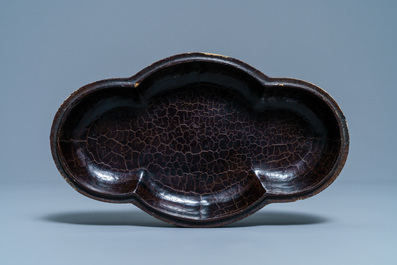 Une bo&icirc;te couverte en laque incrust&eacute; de nacre et de pierre &agrave; savon, marque de Qianlong, 18/19&egrave;me