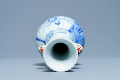 Een Chinese blauw-witte vaas met olifantenoren, Kangxi merk en periode