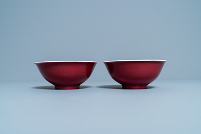 Een paar Chinese monochrome robijnrode kommen, Jiaqing merk en periode