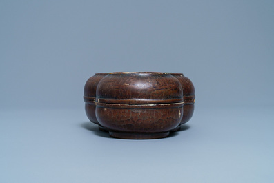 Une bo&icirc;te couverte en laque incrust&eacute; de nacre et de pierre &agrave; savon, marque de Qianlong, 18/19&egrave;me