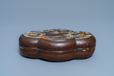 Une bo&icirc;te couverte en laque incrust&eacute; de nacre et de pierre &agrave; savon, marque de Qianlong, 18/19&egrave;me
