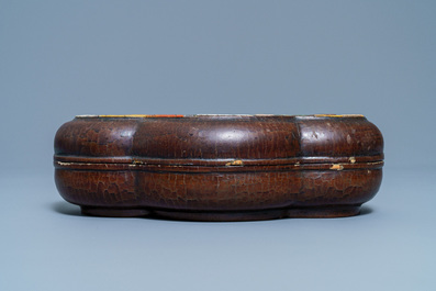 Une bo&icirc;te couverte en laque incrust&eacute; de nacre et de pierre &agrave; savon, marque de Qianlong, 18/19&egrave;me