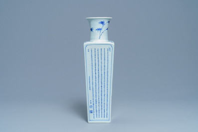 Un vase de forme carr&eacute;e en porcelaine de Chine en bleu et blanc, marque et &eacute;poque de Kangxi