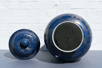 Un grand vase couvert en porcelaine de Chine monochrome bleu poudr&eacute; et dor&eacute;, Kangxi