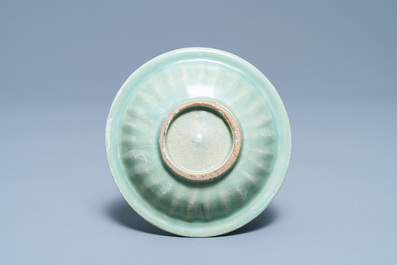 Une coupe en porcelaine de Chine c&eacute;ladon de Longquan &agrave; d&eacute;cor de 'deux poissons', Song