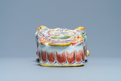Een polychrome Delftse zakhorlogehouder, 18e eeuw