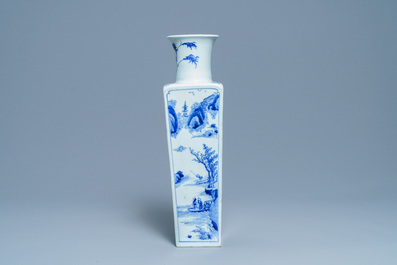 Un vase de forme carr&eacute;e en porcelaine de Chine en bleu et blanc, marque et &eacute;poque de Kangxi