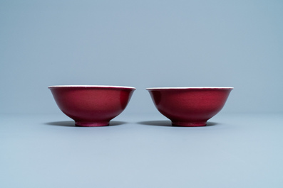 Een paar Chinese monochrome robijnrode kommen, Jiaqing merk en periode