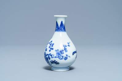 Een klein Chinees blauw-wit 'Drie vrienden van de winter' vaasje, Qianlong