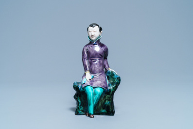A Chinese polychrome porcelain figure of a seated lady, 19/20th C.