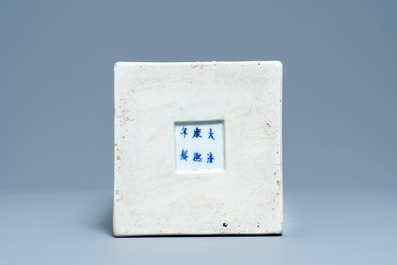 Un vase de forme carr&eacute;e en porcelaine de Chine en bleu et blanc, marque et &eacute;poque de Kangxi
