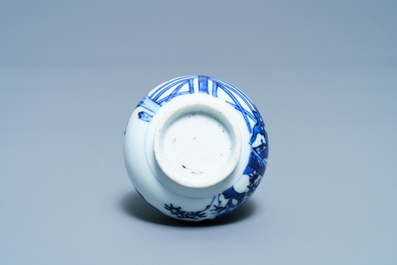 Een klein Chinees blauw-wit 'Drie vrienden van de winter' vaasje, Qianlong