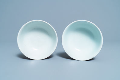 Een paar Chinese monochrome robijnrode kommen, Jiaqing merk en periode