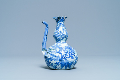 Un kendi en porcelaine de Chine en bleu et blanc en forme de grenade, Wanli