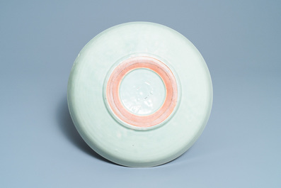 Een Chinese monochrome celadon schotel met onderglazuur floraal decor, 18/19e eeuw