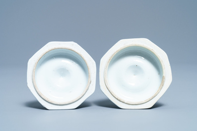 Een paar Chinese blauw-witte kandelaars, Kangxi