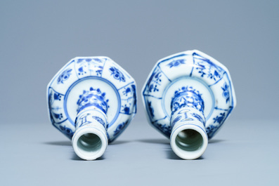 Een paar Chinese blauw-witte kandelaars, Kangxi