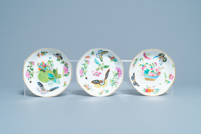 Vijf Chinese Canton famille rose koppen en schotels met vlinders, 19e eeuw