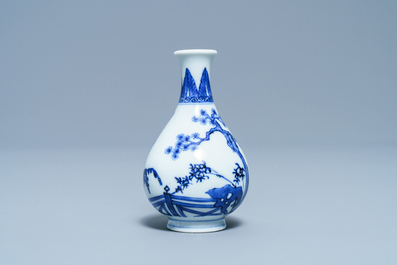 Een klein Chinees blauw-wit 'Drie vrienden van de winter' vaasje, Qianlong