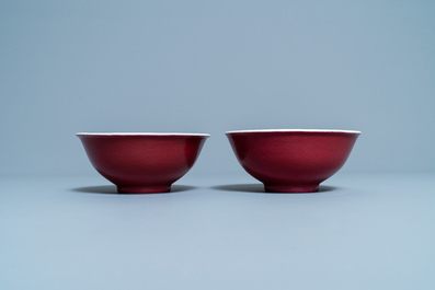 Een paar Chinese monochrome robijnrode kommen, Jiaqing merk en periode