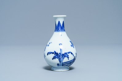 Een klein Chinees blauw-wit 'Drie vrienden van de winter' vaasje, Qianlong