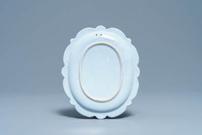 Une grappe de raisins sur pr&eacute;sentoir en fa&iuml;ence de Delft polychrome, 18&egrave;me