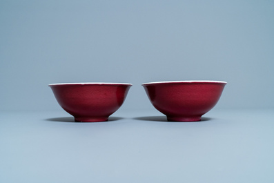 Een paar Chinese monochrome robijnrode kommen, Jiaqing merk en periode