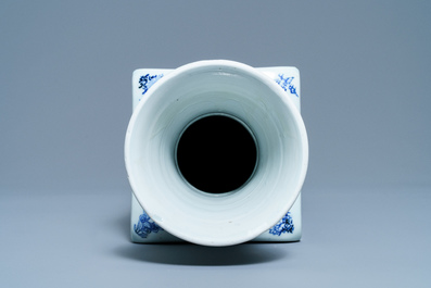 Un vase de forme carr&eacute;e en porcelaine de Chine en bleu et blanc, marque et &eacute;poque de Kangxi