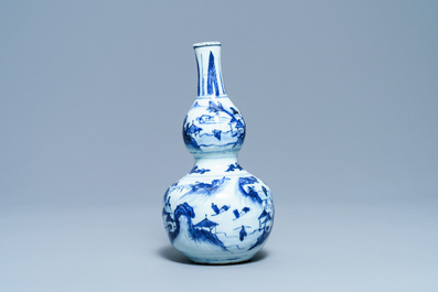 Een Chinese blauw-witte kalebasvaas, Wanli
