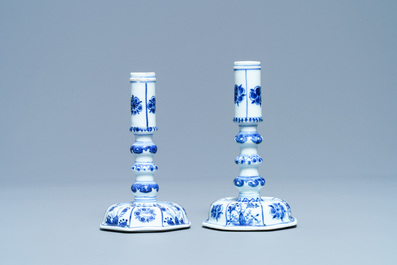 Een paar Chinese blauw-witte kandelaars, Kangxi