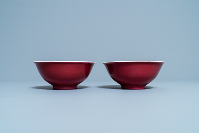 Een paar Chinese monochrome robijnrode kommen, Jiaqing merk en periode