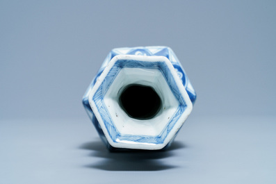 Een Chinese blauw-witte hexagonale vaas, Kangxi