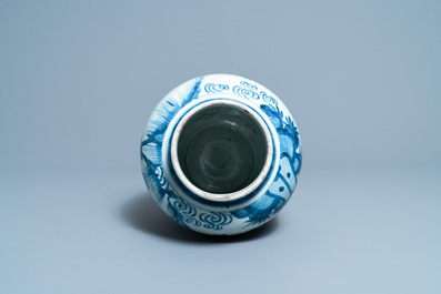 Un vase en porcelaine de Chine en bleu et blanc &agrave; d&eacute;cor de figures dans un paysage, &eacute;poque Transition
