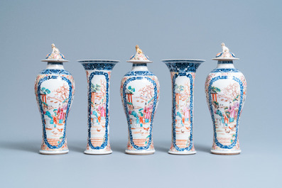 Une garniture de cinq vases en porcelaine de Chine famille rose &agrave; d&eacute;cor mandarin, Qianlong