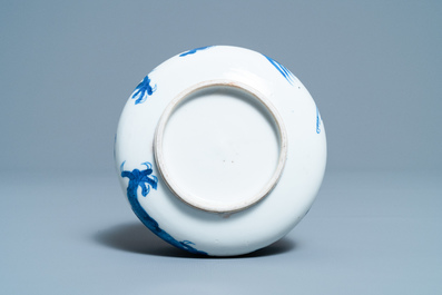 Un br&ucirc;le-parfum en porcelaine de Chine en bleu et blanc, Kangxi