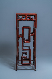 Un grand socle en bois sculpt&eacute; incrust&eacute; de marbre, Chine, 20&egrave;me