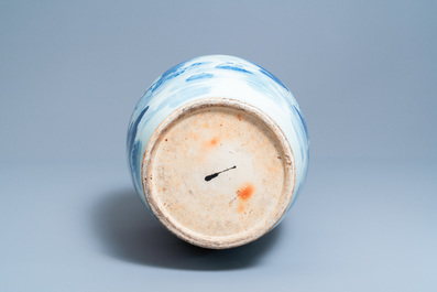 Un grand vase en porcelaine de Chine en bleu et blanc, 19&egrave;me