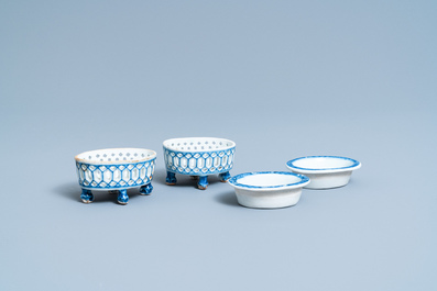Un service en porcelaine de Chine en bleu et blanc &agrave; d&eacute;cor de sc&egrave;nes de chasse, 18/19&egrave;me