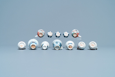 Twaalf Chinese blauw-witte en Imari-stijl miniaturen, Kangxi