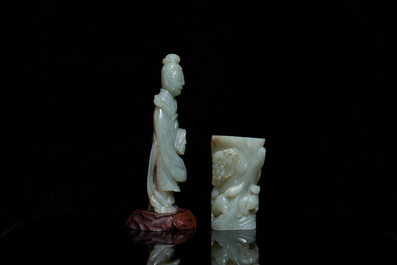 Un pot &agrave; pinceaux et une figure de Guanyin en jade sculpt&eacute;, Chine, Qing