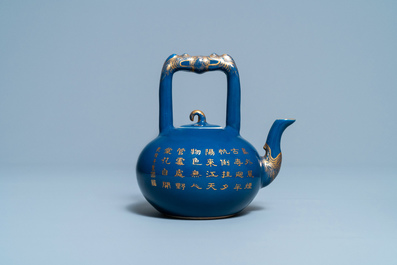 Een Chinese monochrome blauwe theepot met verguld decor, Qianlong merk en periode
