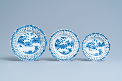 Un service en porcelaine de Chine en bleu et blanc &agrave; d&eacute;cor de sc&egrave;nes de chasse, 18/19&egrave;me