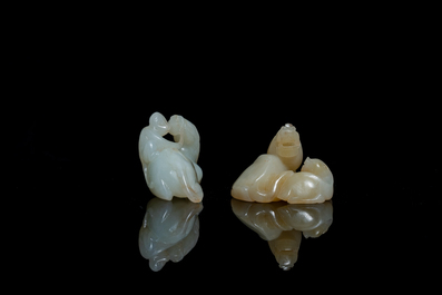 Deux groupes en jade sculpt&eacute; aux sujets animaliers, Qing