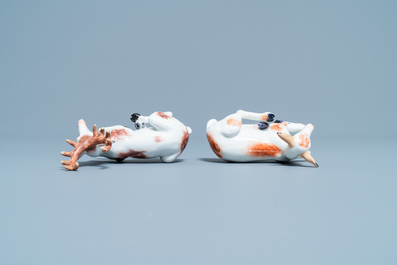 Deux mod&egrave;les de cerfs en porcelaine, probablement Chelsea, Angleterre, 18&egrave;me