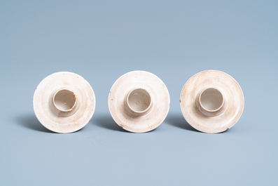Une garniture de cinq vases en porcelaine de Chine famille rose &agrave; d&eacute;cor mandarin, Qianlong