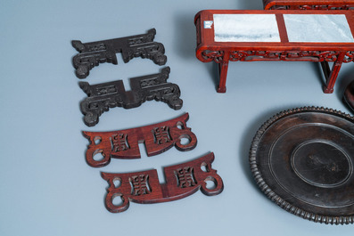 Zes diverse grote Chinese houten sokkels, 19/20e eeuw
