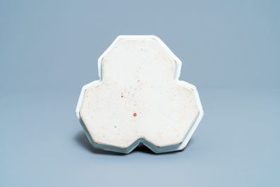 Three Chinese Imari-style covered jugs on stand, Kangxi