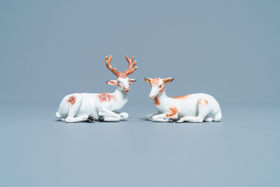 Deux mod&egrave;les de cerfs en porcelaine, probablement Chelsea, Angleterre, 18&egrave;me